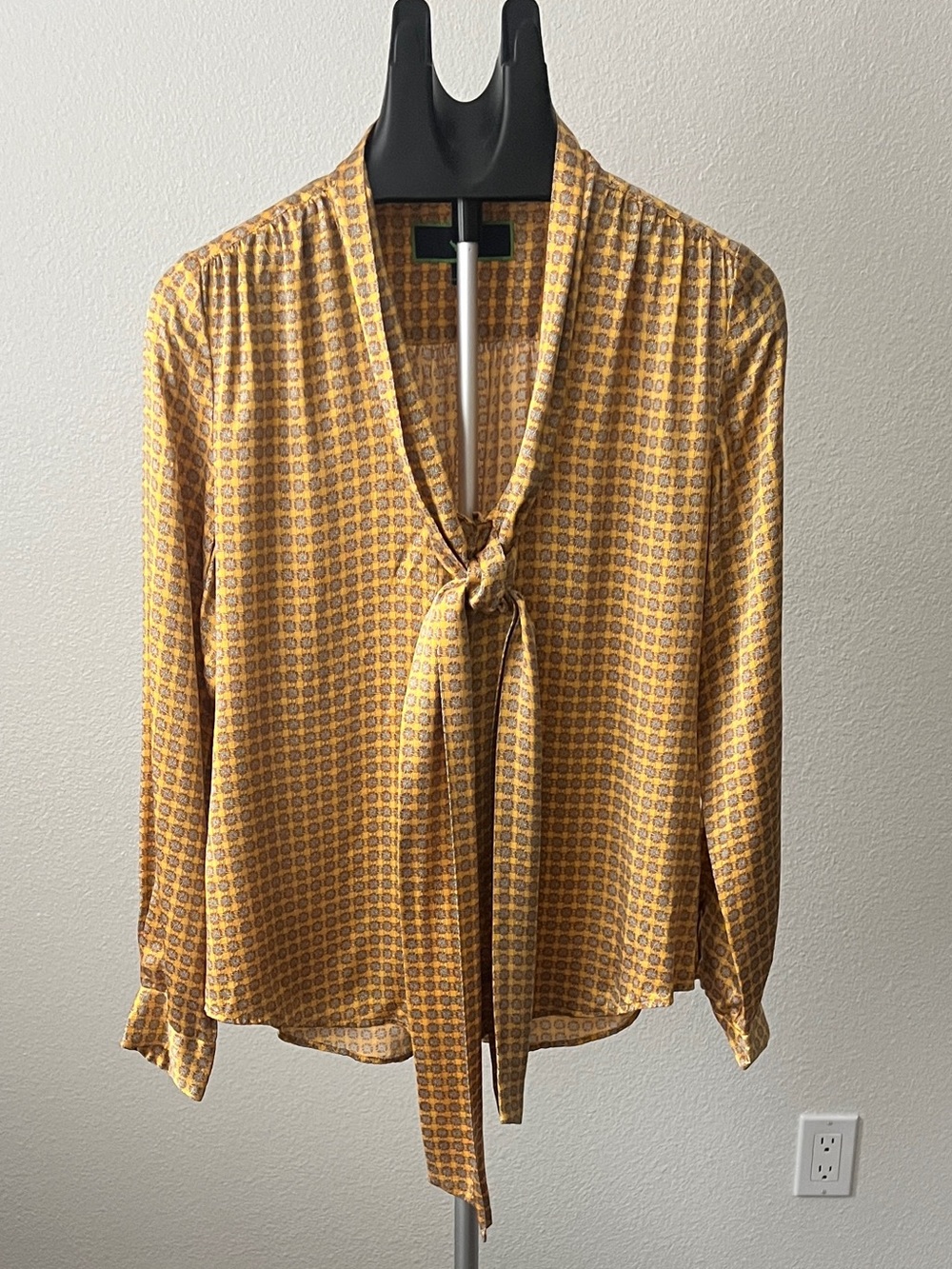 C. Wonder 100% Silk Tie Neck Blouse Size L Yellow Geometric Chain Link Bow Top
